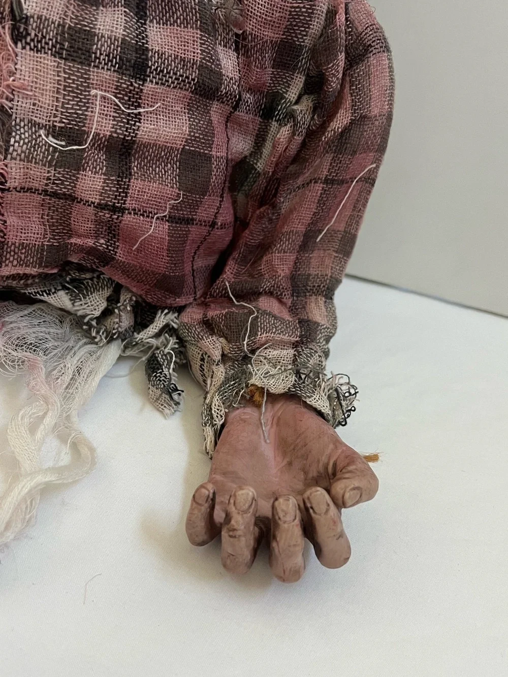 Zombie Torso Halloween Prop Severed Head Horror Haunted House Decor Screaming